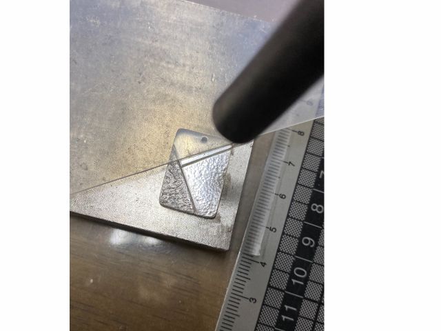 模様のない2ヶ所のうち1ヶ所に槌を使って模様をつけていきます。軽くトントントン♪