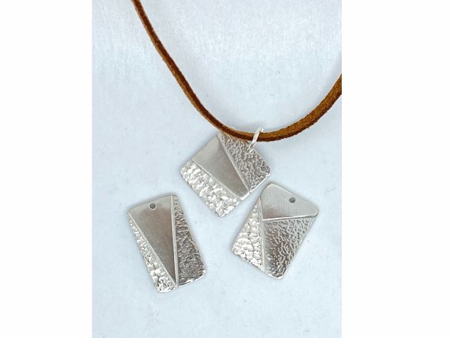 丸カンとヒモを通して完成です。身につけてお持ち帰りください!