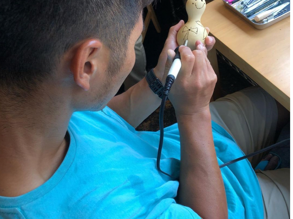 お子様が下描き→大人の方が穴開け の共同作業でも作成できます♪