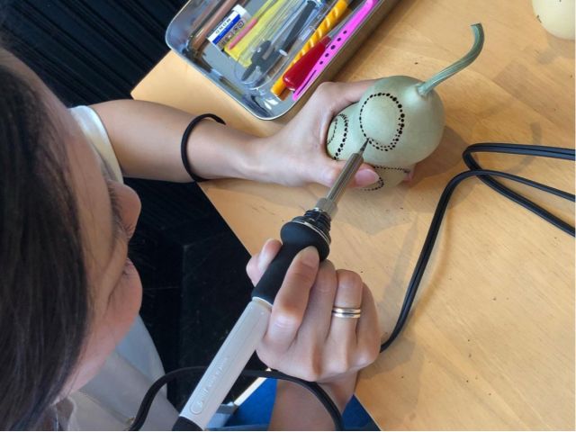 穴を開ける道具ははんだごてとミニルーターなど