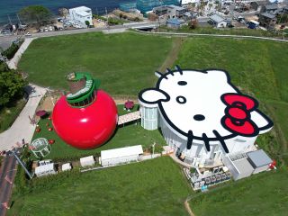 世界最大のりんごのお家と、ハローキティの建物!