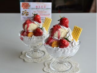 いちごパフェのカードスタンドです♪