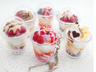 『ミニいちごパフェバッグチャーム』と『ミニ チョコパフェバッグチャーム』です。