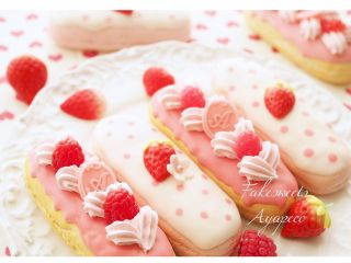 ★ベリーベリーエクレア★→エクレア土台成型(2個)、アイシング、クリーム着色、イニシャルチョコを作成し、デコレーション♪【サイズ】※直径約7.5p