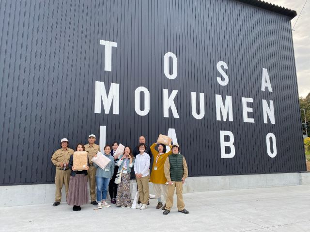工場見学の後は、もくめん倉庫前にて写真撮影