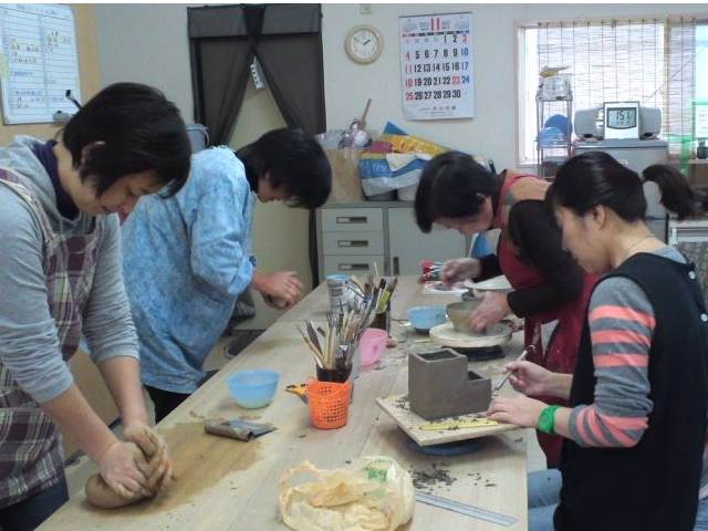 皆で楽しく手びねり★(現在はマスクの着用をお願いしております)