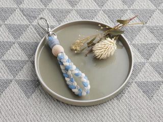 三つ編みとマクラメの簡単な技法を使って作るリストレットストラップです。手首にかけて使用します。杖やバッグ、携帯電話などに付けられます。プレゼントに喜ばれます。