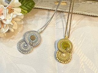 ソウタシエ初心者用キットが新発売です。針糸付き。お色は定番のゴールド系、スタイリッシュなシルバー系からお選びください。モチーフ約3.5×2.3p。