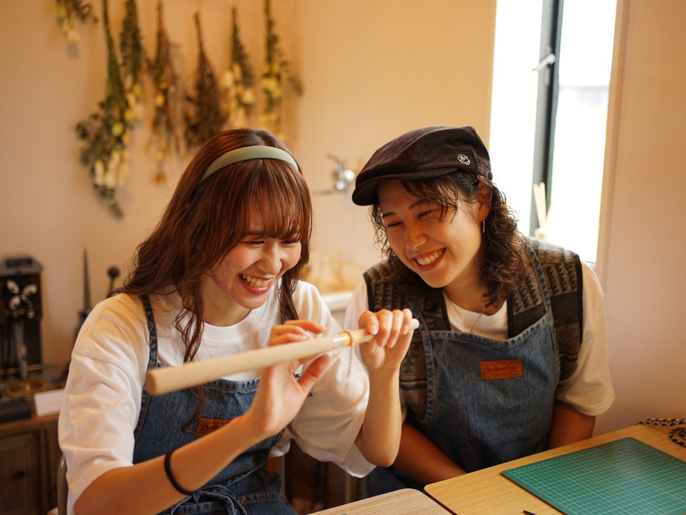 2〜3時間の体験時間になります。カフェ併設なのでドリンクを飲みながら作業をすることができます。