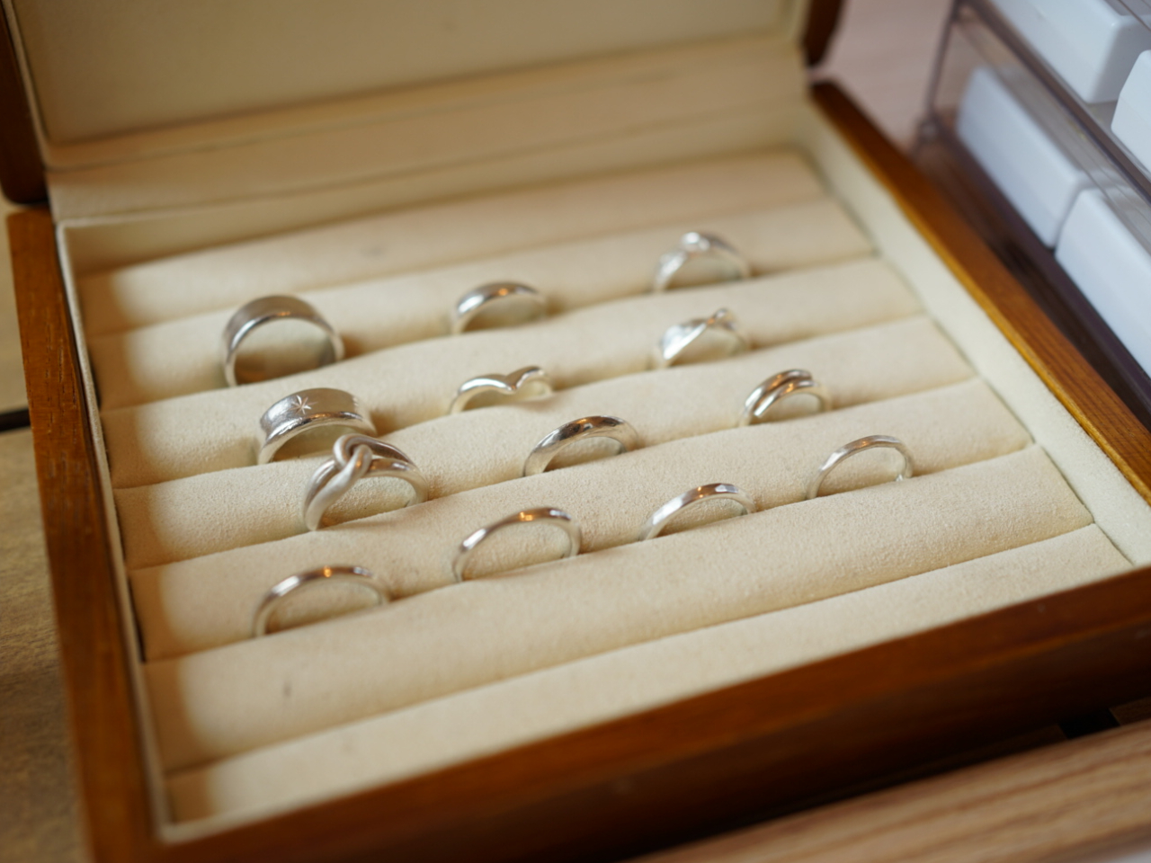 お好きなデザインの指輪を選びます。