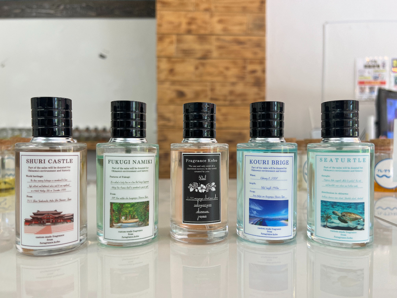 沖縄の海と自然を連想させるステッカーは旅行の思い出やお土産にぴったり!