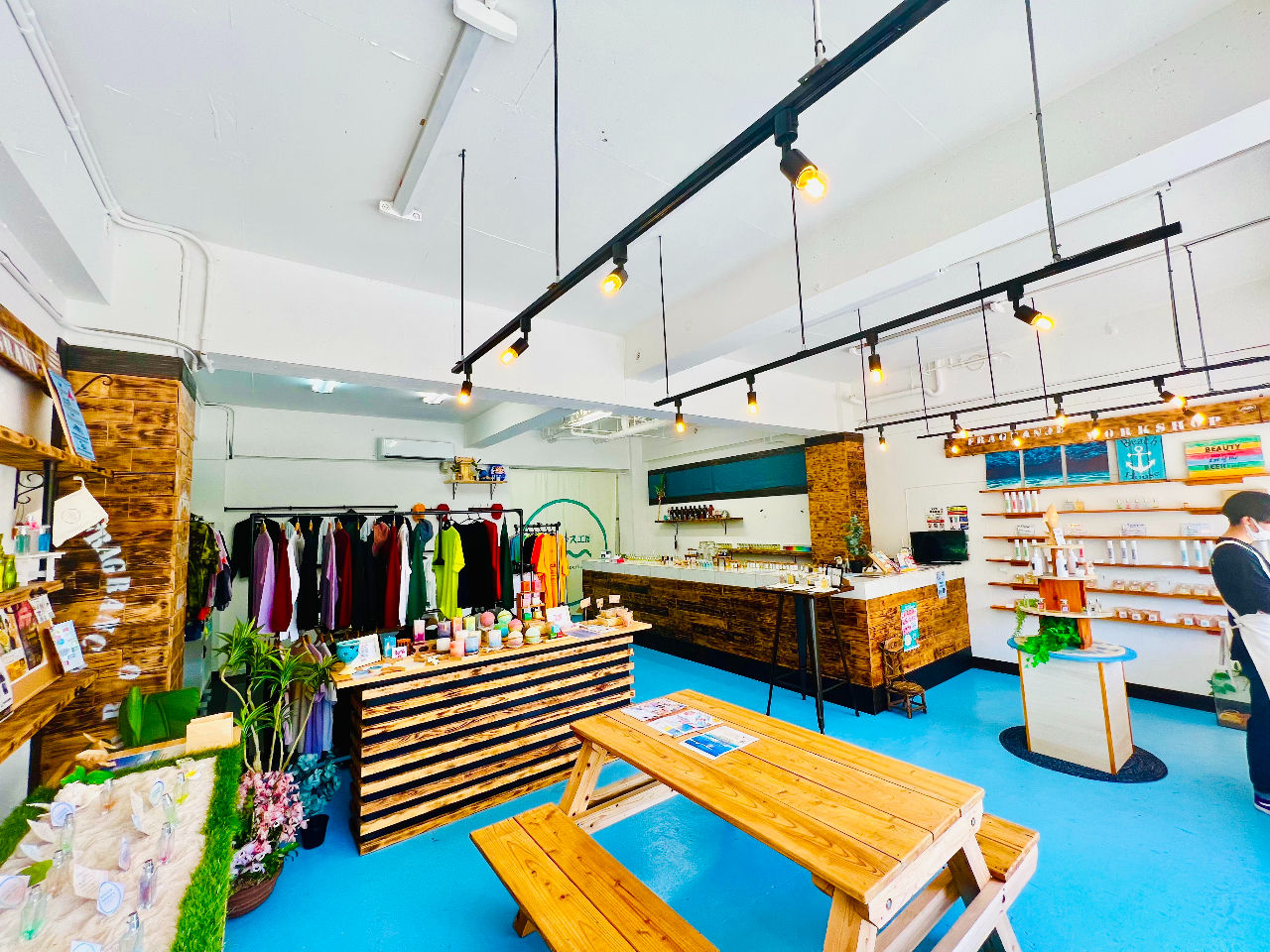 沖縄の海と自然を連想させる店内