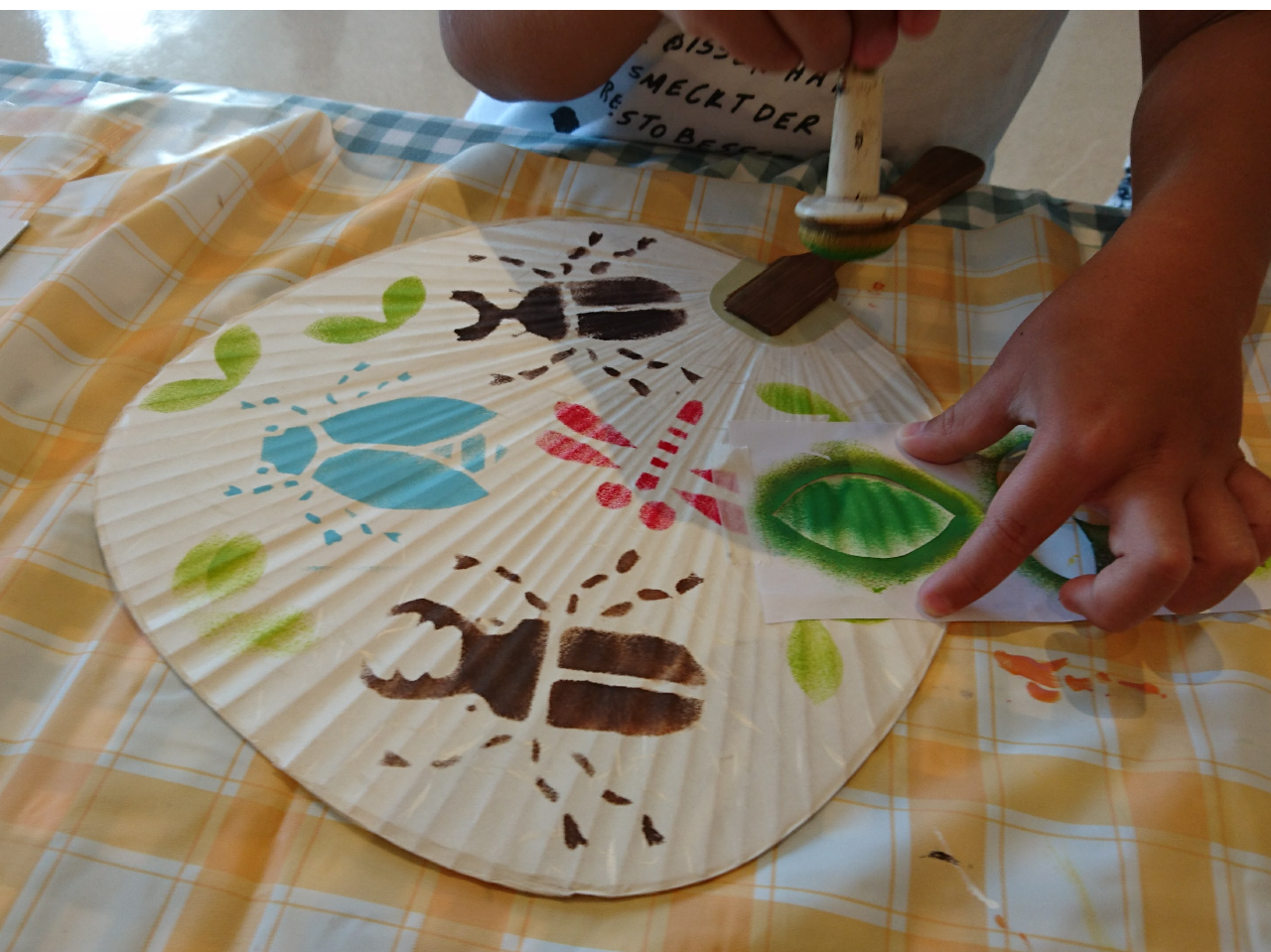 ステンシルでペイント〜作品例  昆虫いっぱい〜♪