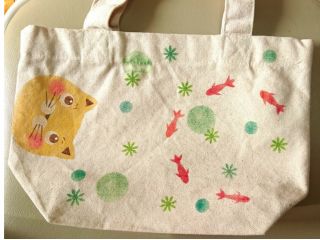 布バッグにペイント〜作品例 猫と金魚
