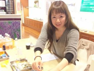 お肌の状態やお悩みを確認後、化粧水、美容液、乳液、クリームの中からお好きなものをお作りいただきます。目的に合わせて講師のアドバイスで原料を選択してください。