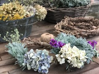 剪定したラベンダーの葉とドライフラワーを組み合わせてリース作り