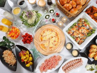 季節の食材を取り入れたお料理をビュッフェ形式でご用意しております♪