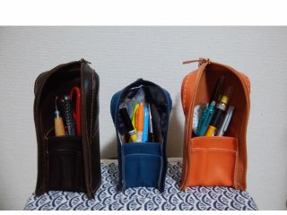 教材となる立体ペンケース(サンプル)。ロングサイズ(左右)と普通サイズ(中央)の2種類があり、いずれか1つを選択。