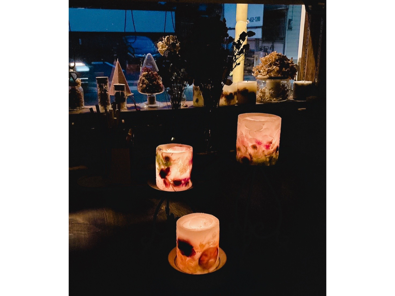 お花のキャンドルはインテリアとしても、キャンドルとしても楽しめます。キャンドルのお花のデザインは残るように蝋が溶けますのでお花のデザインは崩れません。