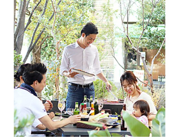 品川エリアの天王洲アイルに広大なテラスを用意して本格BBQが楽しめます♪ビール含む飲み放題付きプランで仲間たちとゆったり過ごせること間違いなし。
