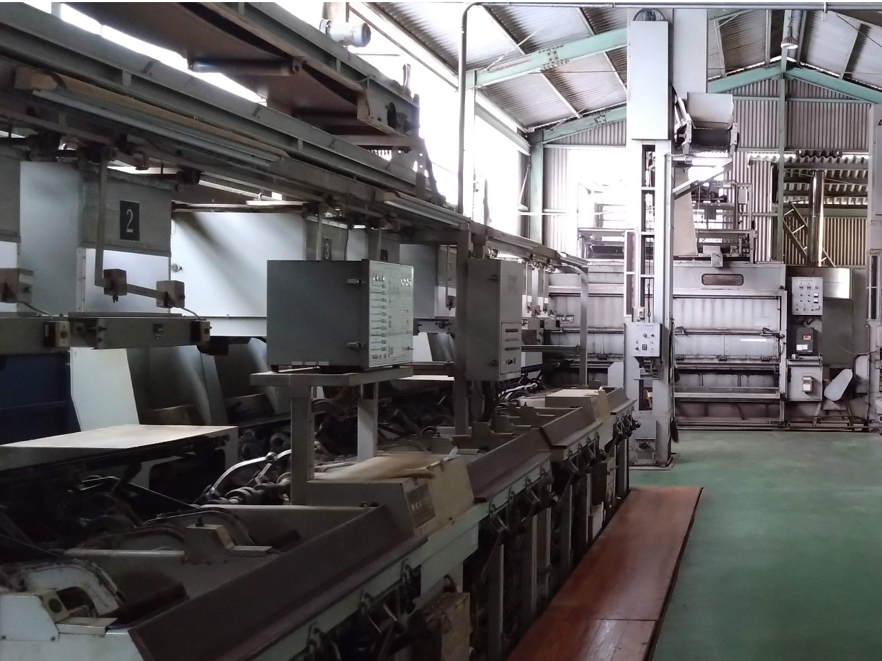 刈り取りと加工のすべてを自社で一貫して行っており、煎茶からほうじ茶などの加工を行い、整形と分別を行い、乾燥・ブレンドなどを経て封入し出荷しています。