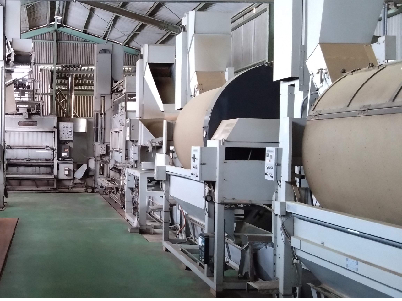 工場見学では、各工程を実際に見ていただくことができます。 工場稼働時には、以下「煎茶の加工の流れ」を見学で実際にご覧いただけます。