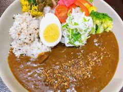 とろける米沢牛入りのカレーに季節野菜を中心とした副菜をトッピング。ボリューム満点です!(トッピングは日替わりです)
