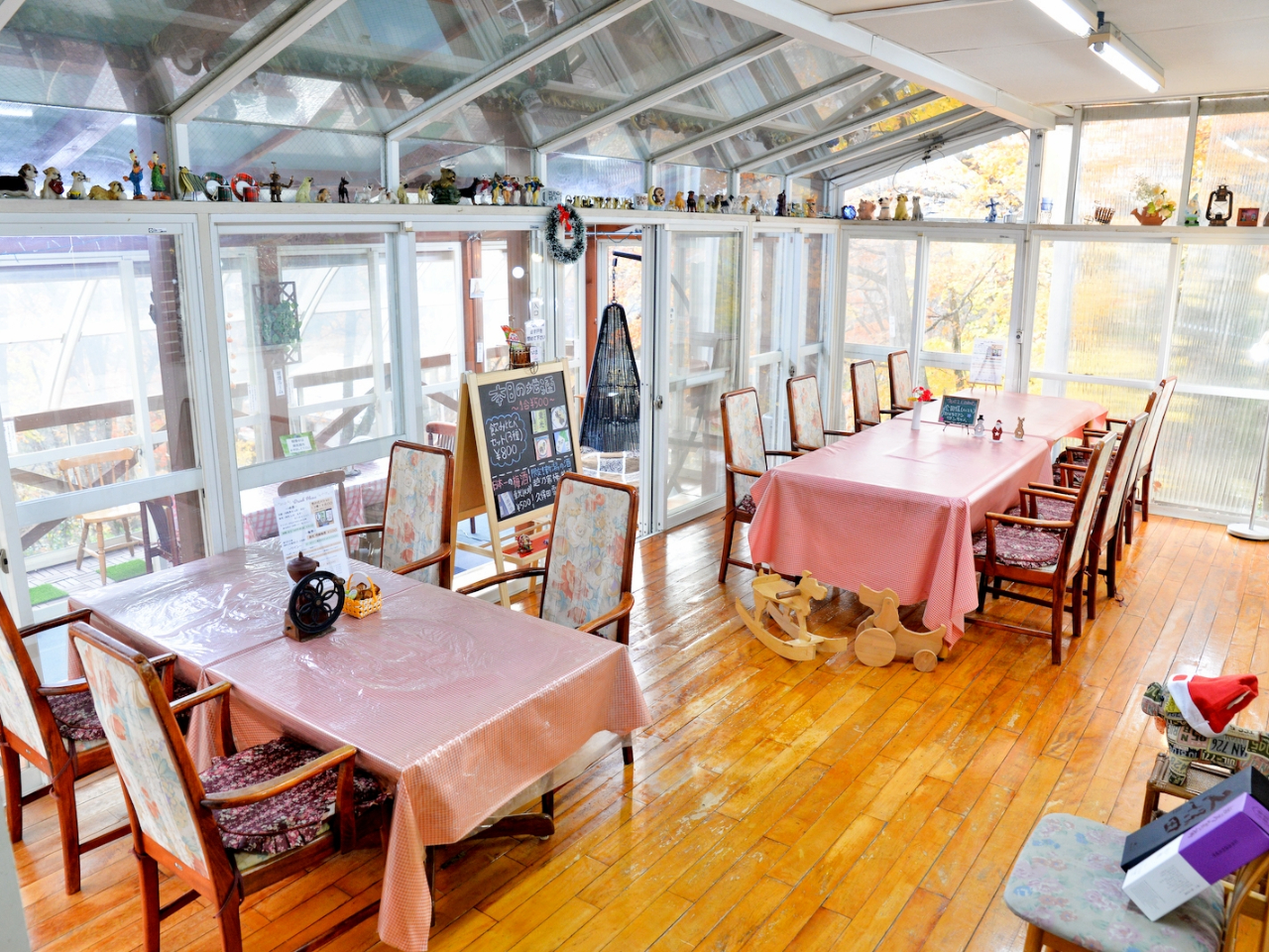 館内レストラン。館内もペット同伴OK。室内だから暑さ・寒さ・天候を気にせずお食事を楽しめます。