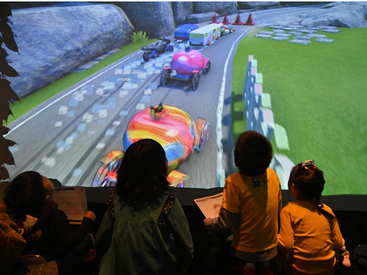 �ySKETCH RACING�z ���G����3D���[�V���O�@�̂���̂��A�������g�Ńf�U�C�������点��y������̌��ł���A�g���N�V�����I�f�U�C���ɂ���Đ��\���ς��I