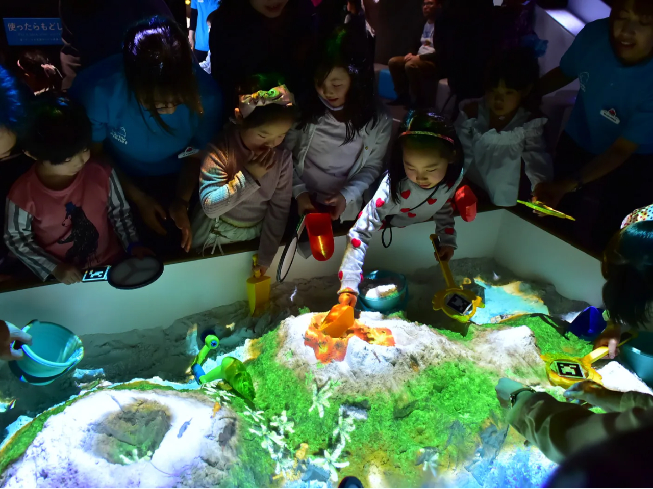 �ySAND PARTY�z AR���V�сB���̌`��ɍ��킹�āA�܂�Ŗ{���̑�n�̂悤�ɎR��C���o������݂炢�̍���B��p�̃A�C�e���ŁA��T���₢�����̂̊ώ@���悤�I