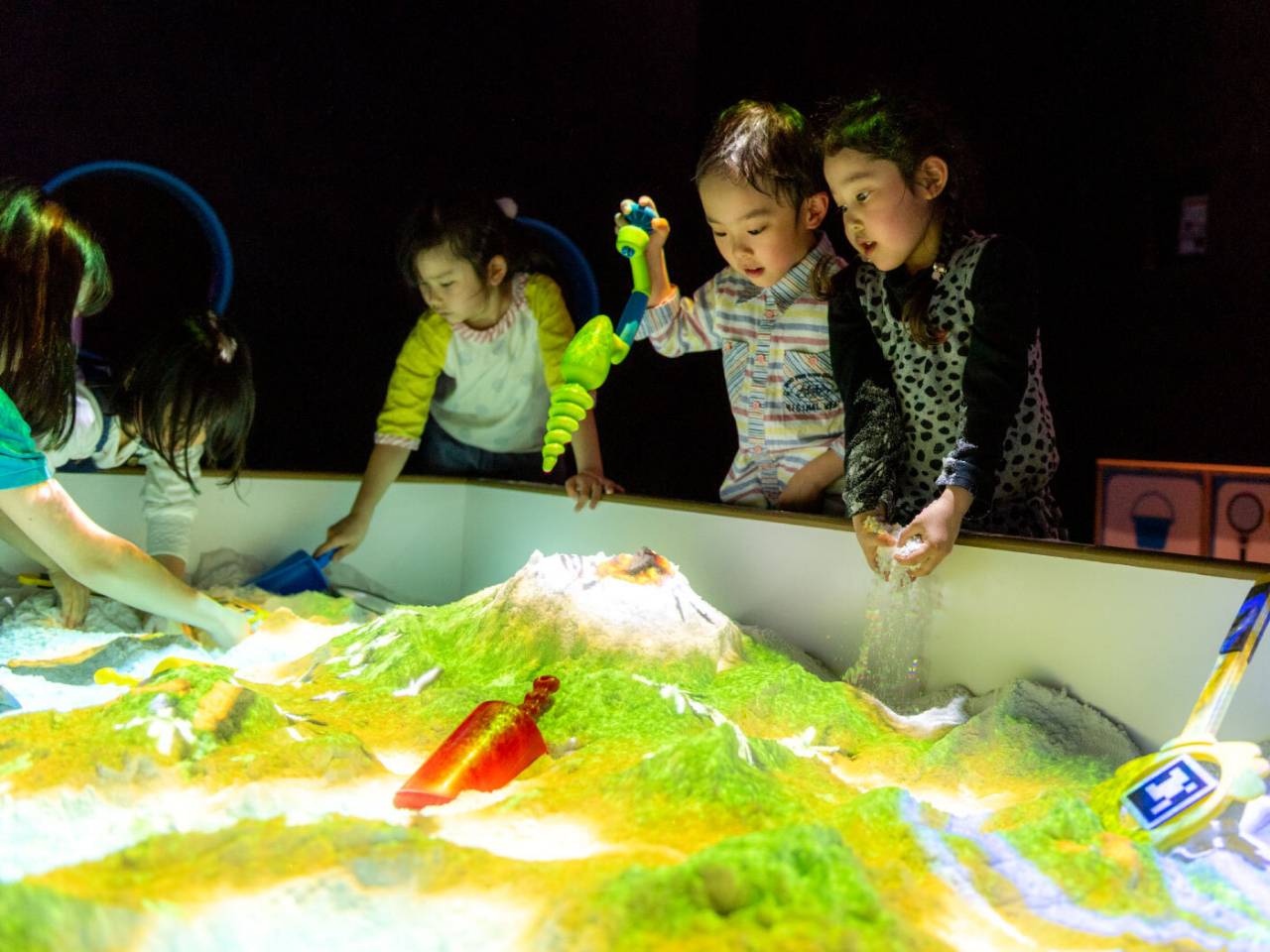 AR砂遊び!砂の形状に合わせて、まるで本物の大地のように山や海が出現するみらいの砂場を作りました♪