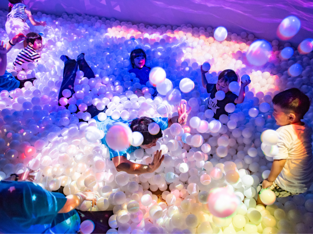 �v���W�F�N�^�[�ƃZ���T�[��g�ݍ��킹���A�t�H�g�W�F�j�b�N�ȃ{�[���v�[���ł��B�X�N���[���Ƀ{�[���𓊂���ƁA�F�X�ȉ��o���y���߂܂���