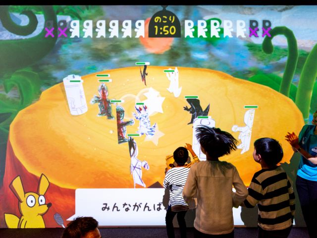 デジタル紙相撲!専用のぬりえ用紙に描かれた展開図に色を塗ってスキャンすると、スクリーンの中で紙相撲のリキシに変身します!みんなで大バトル!