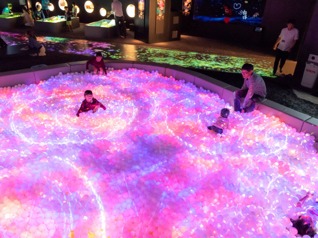 ̃{[ɓe̔ǵAȂŗVԎqǂ̓ɍ킹āA܂Ŗ{̐ʂ̂悤ɐ₦ω܂B