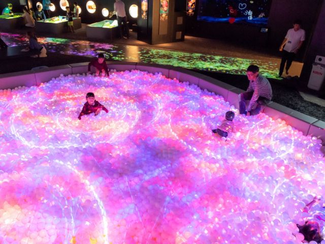 数万個のボールに投影される光の波紋は、なかで遊ぶ子どもたちの動きに合わせて、まるで本物の水面のように絶えず変化します。