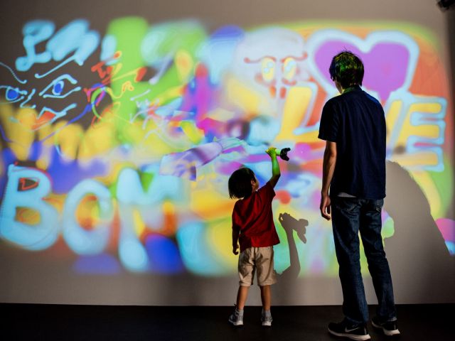 汚れない、怒られない!みらいのお絵かき♪最新VR技術を駆使した、インクの出ないデジタル落書き。描いた作品はQRコードを読み込んでスマートフォンに保存ができます