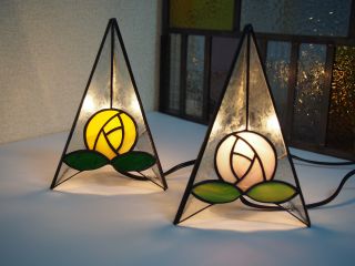 ガラス棚に並んだガラスの中からお好きなものを選んで制作していただけます。(ガラスカットも体験できます)