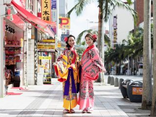 鮮やかな琉装を着てお出かけ。
