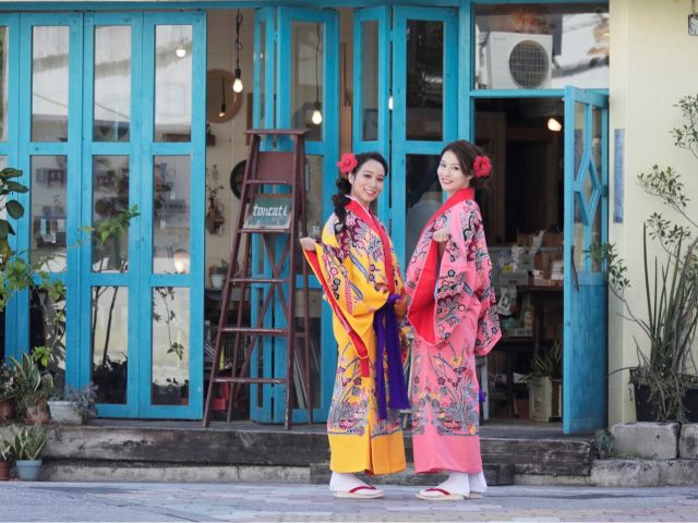 お店のある浮島通りにはお洒落なカフェや雑貨店が立ち並ぶ。