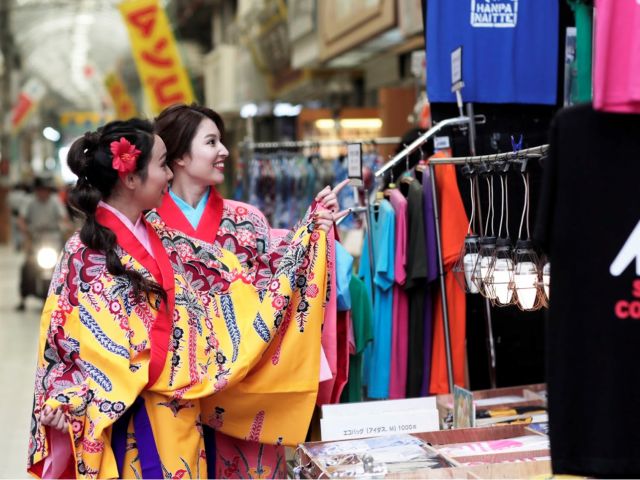 市場でのお買い物も琉装を着ると特別な体験に。