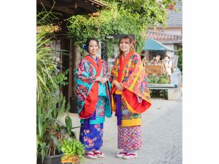 鮮やかな琉装を着てお出かけ。