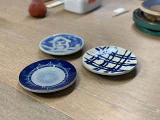 このようなデニムカラーの作品が簡単に作れます。●左上が「マーブル」●右が「垂らして作る」●左下が「彫って細かい絵柄が作れる」体験です