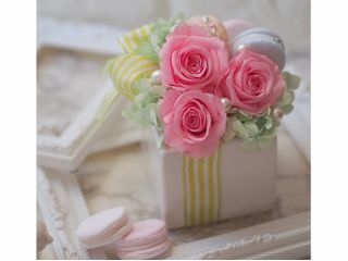 お花はプリザーブドフラワーを使っています。マカロンやリボンなどと組み合わせて作るフラワーアレンジです。お部屋に飾る美味しそうなアレンジです