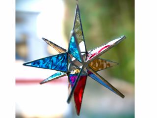 12枚の二等辺三角形ガラスピースを組み立て立体にします