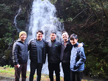 徒歩15分の滝や山などの自然散策。各自で体験する。