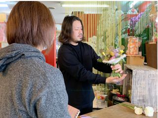 (有)福岡生花 が開催するフラワーアレンジ体験になります。 体験風景1 本日のテーマとアレンジメントのご説明をしながらデモンストレーションを行います