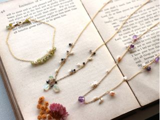 ネックレスも作れます。数ある石の中から小粒の天然石を選んで繊細なジュエリーを作ります(生徒さんの作品)