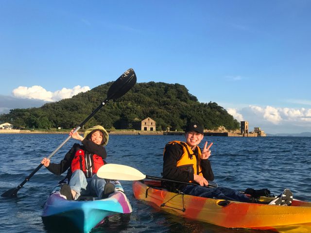 お友達同士で☆ 後ろに見えるのは、映画の撮影でも使われた遺構「魚雷発射試験場跡」