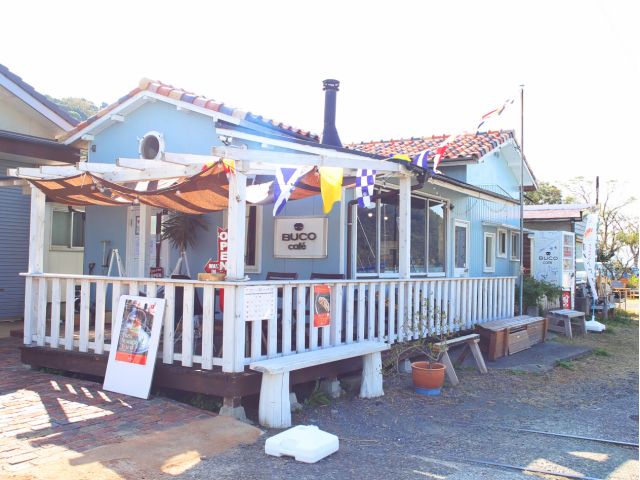 海沿いにある BUCO cafe(ブーコカフェ)で受付をします。