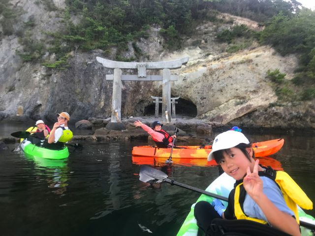海神神社を海の上から参拝します。